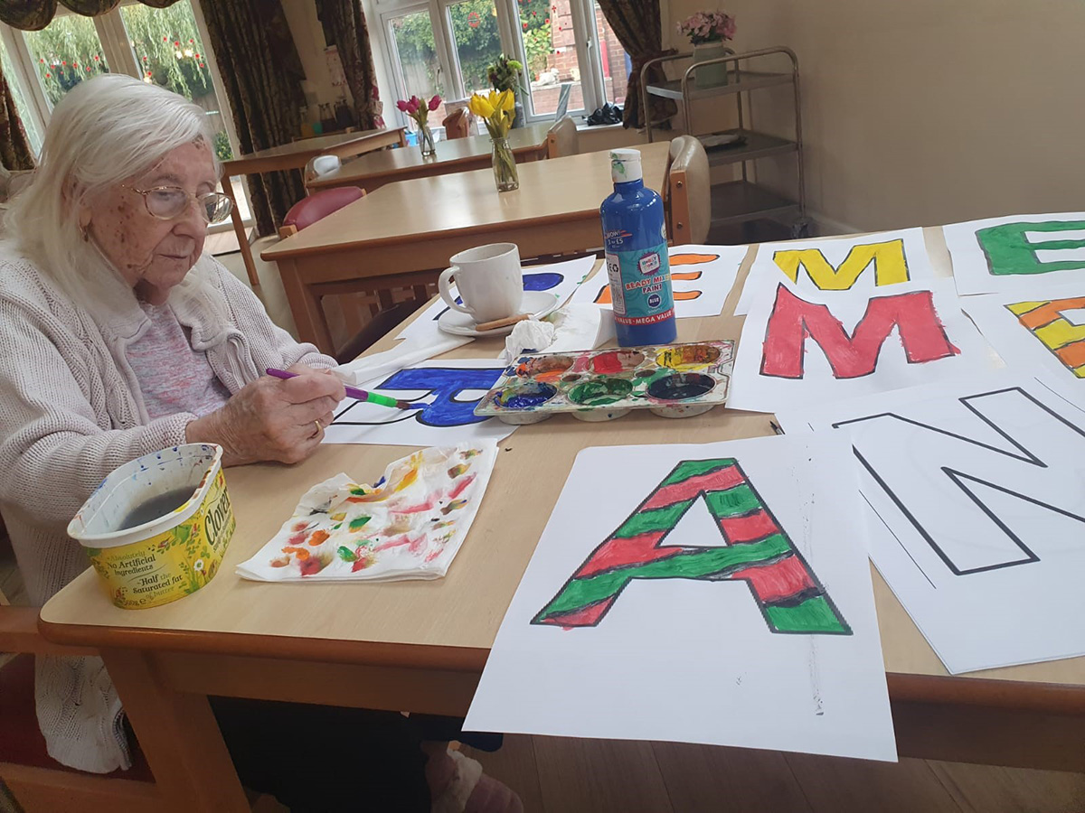 Edwardian and Georgiana Care Homes mark Remembrance Day by making poppies displays